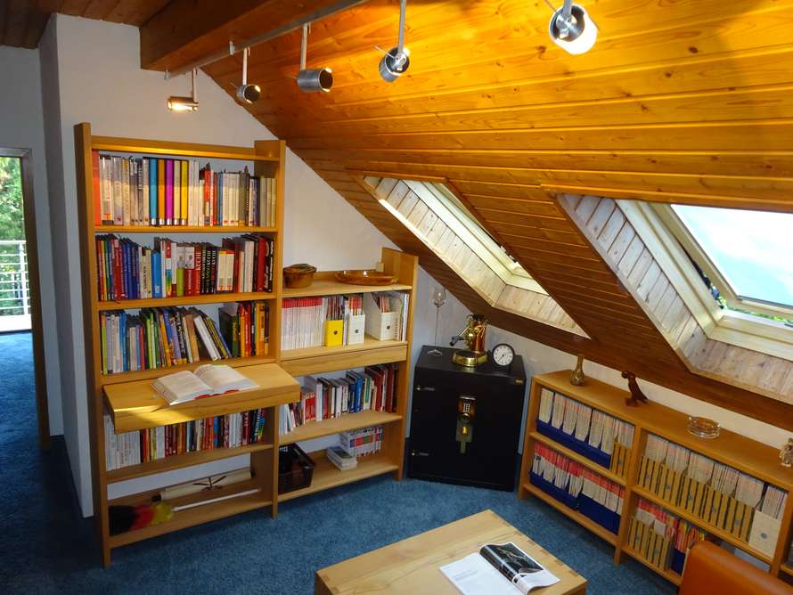 Bücherregal in Stollenbauweise 