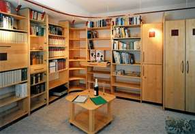 Bibliothek in Ahorn-Massivholz mit roten Lederdetails