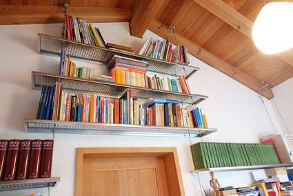 Bücherregal aus Stahlseil und Edelstahlfachboden 