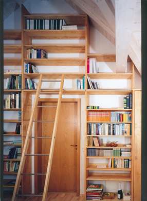 Restplatznutzung im Treppenhaus für Bücherwand mit Leiter 