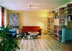 Bibliothek mit Kompletteinrichtung vom Sofa bis zum Flächenvorhang aus Rindentuch 