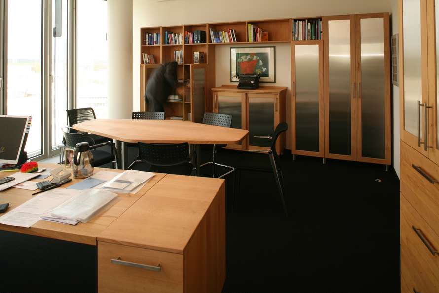 Chefbüro mit viel Platz für Bücher 