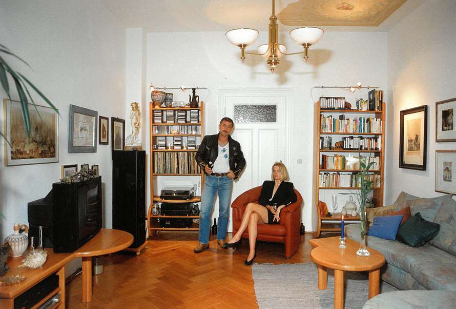 Kompletteirichtung im Wohnzimmer mit Musik und Bücherregal und Peter und Kirsten 