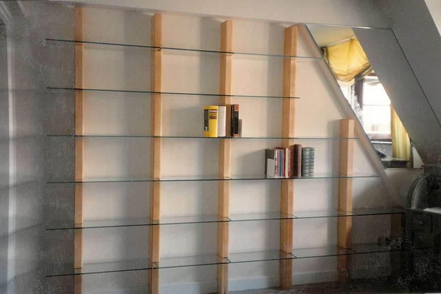 Holzstollen mit Glasfachböden als Bücherregal 